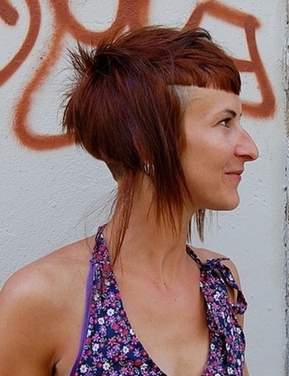 Bok fryzury krótkiej z wyciętą grzywką i wycieniowanymi bokami, uczesanie damskie zdjęcie numer 166